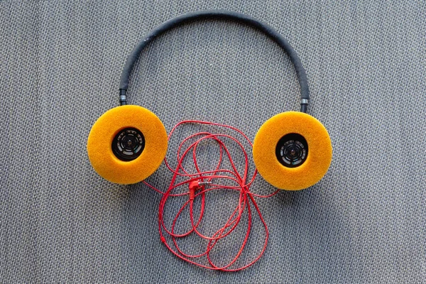 Auriculares Viejos Con Cojines Esponja Naranja Alambre Rojo —  Fotos de Stock