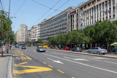 Belgrad, Sırbistan - 30 Haziran 2019: Sırbistan 'ın başkenti Belgrad' da Sunny Summer Day 'de Terazije Caddesi Şehir Merkezi.