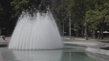 Belgrad, Sırbistan - 30 Haziran 2019: Sırbistan 'ın başkenti Belgrad' da Nikola Pasiç Meydanı 'nda Büyük Su Gayzerleri Çeşmesi.