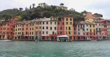 Portofino, İtalya - 01 Şubat 2018: Portofino, İtalya 'daki Boş Köy Renkli Evleri.