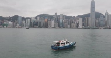 Hong Kong, Çin - 27 Nisan 2017: Victoria Limanı Motorlu Teknesi Hong Kong, Çin 'de Bulutlu Gün Zoom.