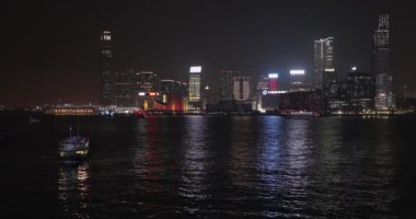 Hong Kong, Çin - 29 Nisan 2017: Viktorya Limanı Hong Kong, Çin 'de Gece Kowloon Şehri.