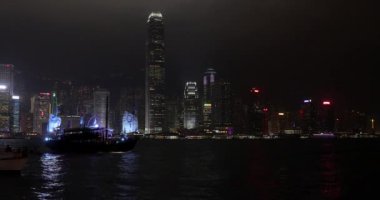 Hong Kong, Çin - 24 Nisan 2017: Hong Kong, Çin 'de Victoria Limanı' nda Ünlü Junk Gemicilik Gecesi.