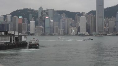 Hong Kong, Çin - 23 Nisan 2017: Hong Kong, Çin 'deki Rıhtımda Star Ferry Rıhtımı.