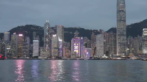 Hongkong China April 2017 Wolkenkratzer Gebäude Beleuchten Beleuchtung Der Abenddämmerung — Stockvideo