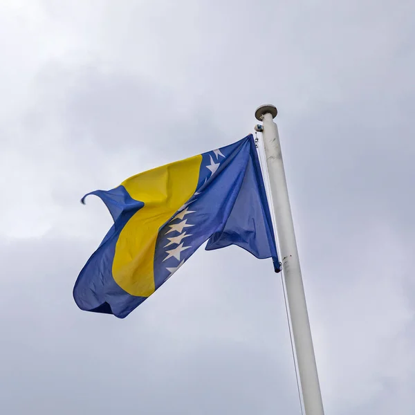 Bosnien Och Hercegovinas Nationella Flagga Vid Molnigt Luftrum — Stockfoto