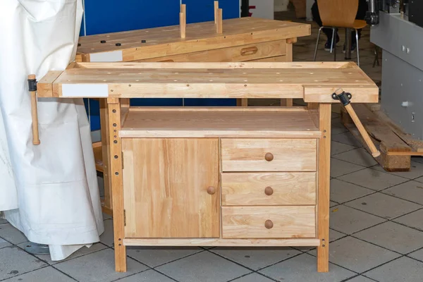 木製家具ワークショップでの品質の木製ワークベンチ — ストック写真