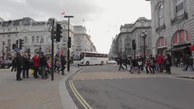 Londra, Birleşik Krallık - 27 Ocak 2013: Londra 'daki Saint James Regent Caddesi' nde Kış Günü Trafiği.