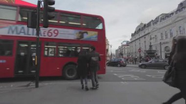 Londra, Birleşik Krallık - 27 Ocak 2013: Piccadilly Circus Square with Pedestrians Londra, İngiltere.