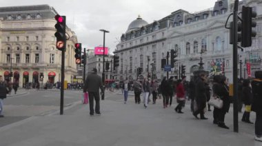 Londra, Birleşik Krallık - 27 Ocak 2013: Londra, İngiltere 'de Piccadilly Circus Winter Day' de yaya geçidi.
