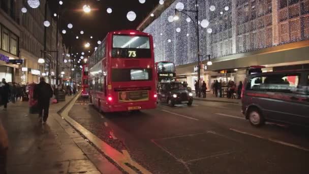 Londen Verenigd Koninkrijk November 2013 Zwarte Taxi Vangen Oxford Street — Stockvideo