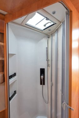 Çatı pencereli duş kabini Modern Kamp Minibüsü
