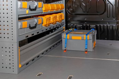 Nakliye Kutusu Yükleme Mobil Atölye Van 'da Ratchet Kayışları ile Güvenli