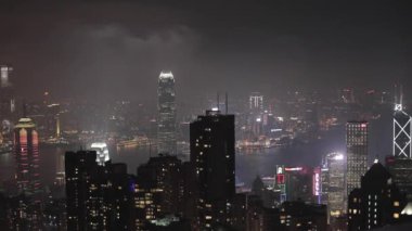 Hong Kong, Çin - 01 Mayıs 2017: Viktorya Tepesinden Karanlık Gece Manzarası, Çin.