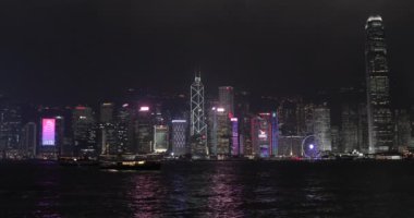 Hong Kong, Çin - 24 Nisan 2017: Gökdelenler İnşaat Şehri Hong Kong, Çin 'deki Gece Victoria Limanı.