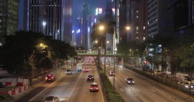 Hong Kong, Çin - 29 Nisan 2017: Hong Kong, Çin 'de Wan Chai Gecesinde Akşam Araba Trafiği.