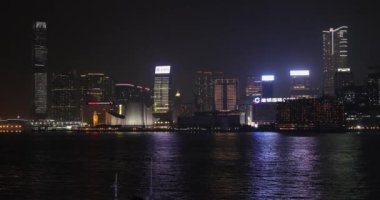 Hong Kong, Çin - 29 Nisan 2017: Star Ferry Viktorya Limanı Hong Kong, Çin 'de Gece Kowloon' da.