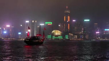 Hong Kong, Çin - 24 Nisan 2017: Hong Kong, Çin 'de Victoria Limanı Gece Hızı' nda ünlü Kırmızı Hurda Gemi Gemisi.