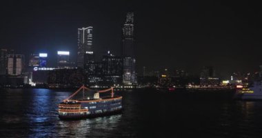 Hong Kong, Çin - 29 Nisan 2017: Hong Kong, Çin 'deki Victoria Harbour Kowloon Zoom' da Gece Gezisi.