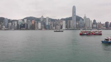 Hong Kong, Çin - 27 Nisan 2017: Reklam Kırmızı Yıldız Feribotu Viktorya Limanı Hızlı Hong Kong, Çin.