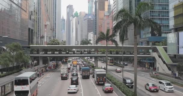 Hong Kong China Abril 2017 Puente Peatonal Sobre Calle Tráfico — Vídeos de Stock