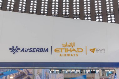 Belgrad, Sırbistan - 21 Şubat 2020: Air Serbia ve Etihad Airways Belgrad, Sırbistan 'da Turizm ve Seyahat Fuarında İşaretler.