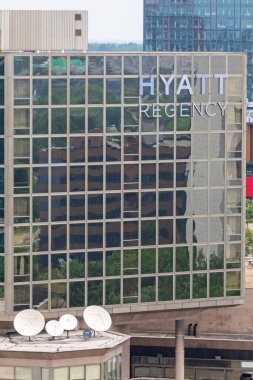 Belgrad, Sırbistan - 23 Haziran 2019: Sırbistan 'ın Belgrad kentindeki American Hotel' de Hyatt Regency İmzala.