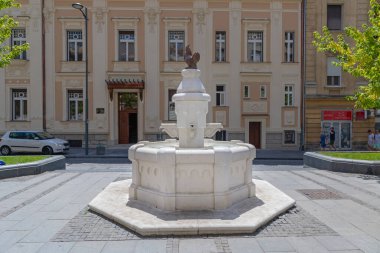 Belgrad, Sırbistan - 30 Haziran 2019: Sırbistan 'ın Belgrad kentinde Beyaz Mermer Çeşme Küçük Horoz Tarihi.