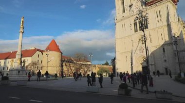 Zagreb, Hırvatistan - 03 Kasım 2019: Pazar günü Hırvatistan 'ın başkenti Zagreb' de Kutsal Bakire Meryem ve Katedralin Varsayımı Anıtı.