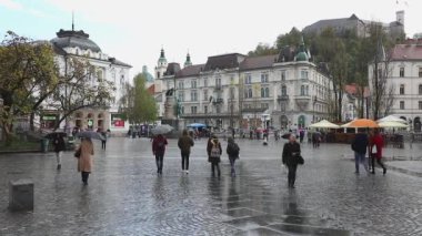 Ljubljana, Slovenya - Kasım 04, 2019: Slovenya 'nın Ljubljana kentindeki Presern Meydanı Sokak Manzarasında Kötü Hava Yağmurlu Gün Sonbaharı.