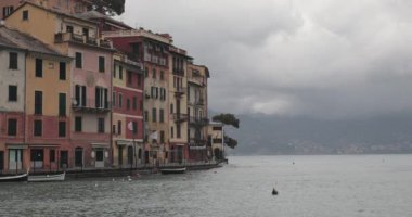 Portofino, İtalya - 01 Şubat 2018: Portofino, İtalya 'da Renkli Evler Boş Köy ve Sakin Deniz.