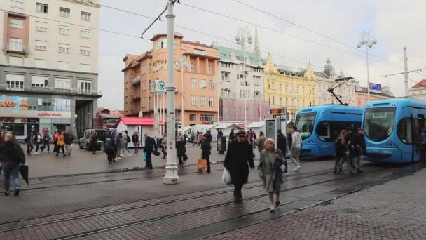 ザグレブ クロアチア 2019年11月4日 クロアチア ザグレブ市内広場における公共交通機関のトラムと人々 — ストック動画