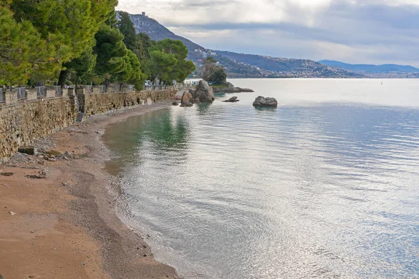 Mała Plaża Wybrzeżu Morza Adriatyckiego Pobliżu Triestu Włochy — Zdjęcie stockowe