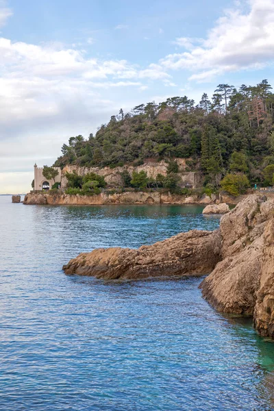 Miramare城堡附近的亚得里亚海海岸意大利的里雅斯特 — 图库照片
