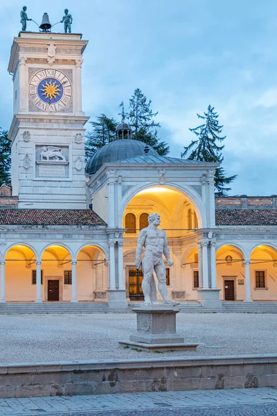 Denkmal Und Uhrturm Der Abenddämmerung Udine Italien — Stockfoto