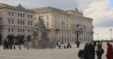 Trieste, İtalya - 07 Mart 2020: Trieste, İtalya 'da Piazza Unita Şehir Meydanı Kış Günü' nde çok az insan.