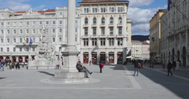 Trieste, İtalya - 07 Mart 2020: Trieste, İtalya 'da Birleşme Meydanı Güneşli Kış Günü' nde çok az insan.