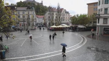 Ljubljana, Slovenya - Kasım 04, 2019: Slovenya 'nın Ljubljana kentindeki Presern Meydanı' nda Kötü Hava Yağmurlu Günü.