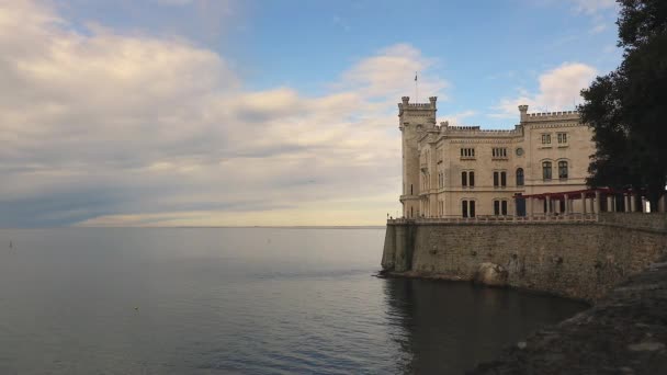 Триест Италия Марта 2020 Года Исторический Замок Мирамаре Адриатическом Море — стоковое видео