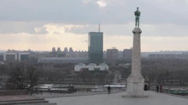 Belgrad, Sırbistan - 05 Aralık 2018: Sırbistan 'ın başkenti Belgrad' daki Kalemegdan Kalesinde Victor Pillar Anıt Pan.