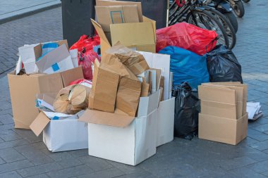 Karton Kutular ve Çöp Torbaları Sokakta Çöp