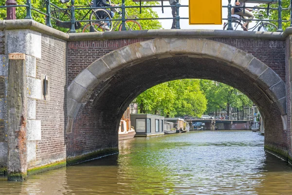 Bågbro Över Kanalen Amsterdam Nederländerna — Stockfoto