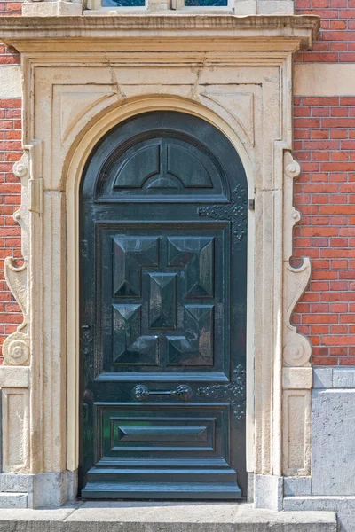 Czarne Drzwi Średniowiecznym Domu Amsterdamie Holandia — Zdjęcie stockowe
