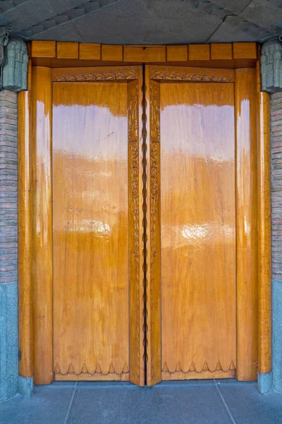 Hoogglanslak Afwerking Bij Double Houten Deuren — Stockfoto