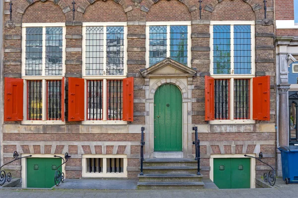 Medeltida Byggnadsfasad Amsterdam Nederländerna — Stockfoto