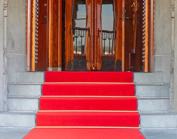 Escalera Con Alfombra Roja Vip Building Entrada —  Fotos de Stock