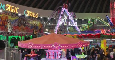 Belgrad, Sırbistan - 29 Aralık 2019: Sırbistan 'ın Belgrad kentindeki Sergi Salonunda Eğlence Fuarı Parkı Gezisi.