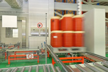 Plastik Variller Depo 'da Otomatik Depolama Taşıyıcısında Taşınıyor