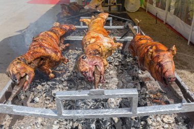 Kuzu ve Domuz Kızartması Kızartma Kömüründe Rotisserie Spit