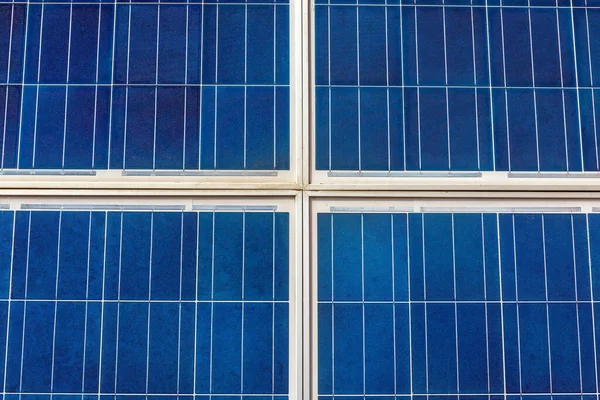 Vier Große Sonnenkollektoren Home Electric Power System — Stockfoto